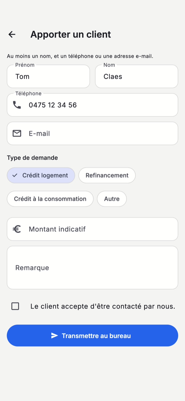 Apporter un client Le formulaire Apporter un client : des champs pour le prénom, le nom, le téléphone et l'e-mail, le type de demande avec les choix Crédit logement, Refinancement, Crédit à la consommation et Autre, des champs pour un montant indicatif et une remarque, la case Le client accepte d'être contacté par nous, et le bouton Transmettre au bureau.