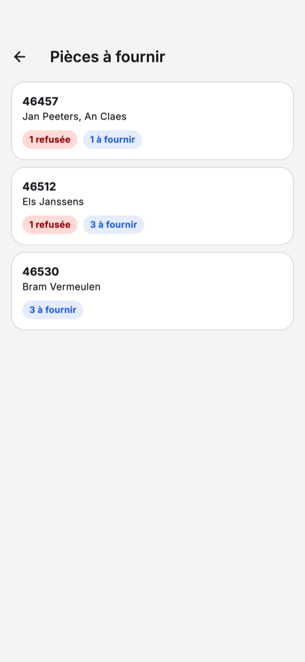 Pièces à fournir, sur l'ensemble des dossiers La liste Pièces à fournir : trois dossiers l'un sous l'autre, chacun avec le numéro de dossier, le nom du client, une étiquette rouge avec le nombre de pièces refusées et une étiquette bleue avec le nombre de pièces encore à fournir.