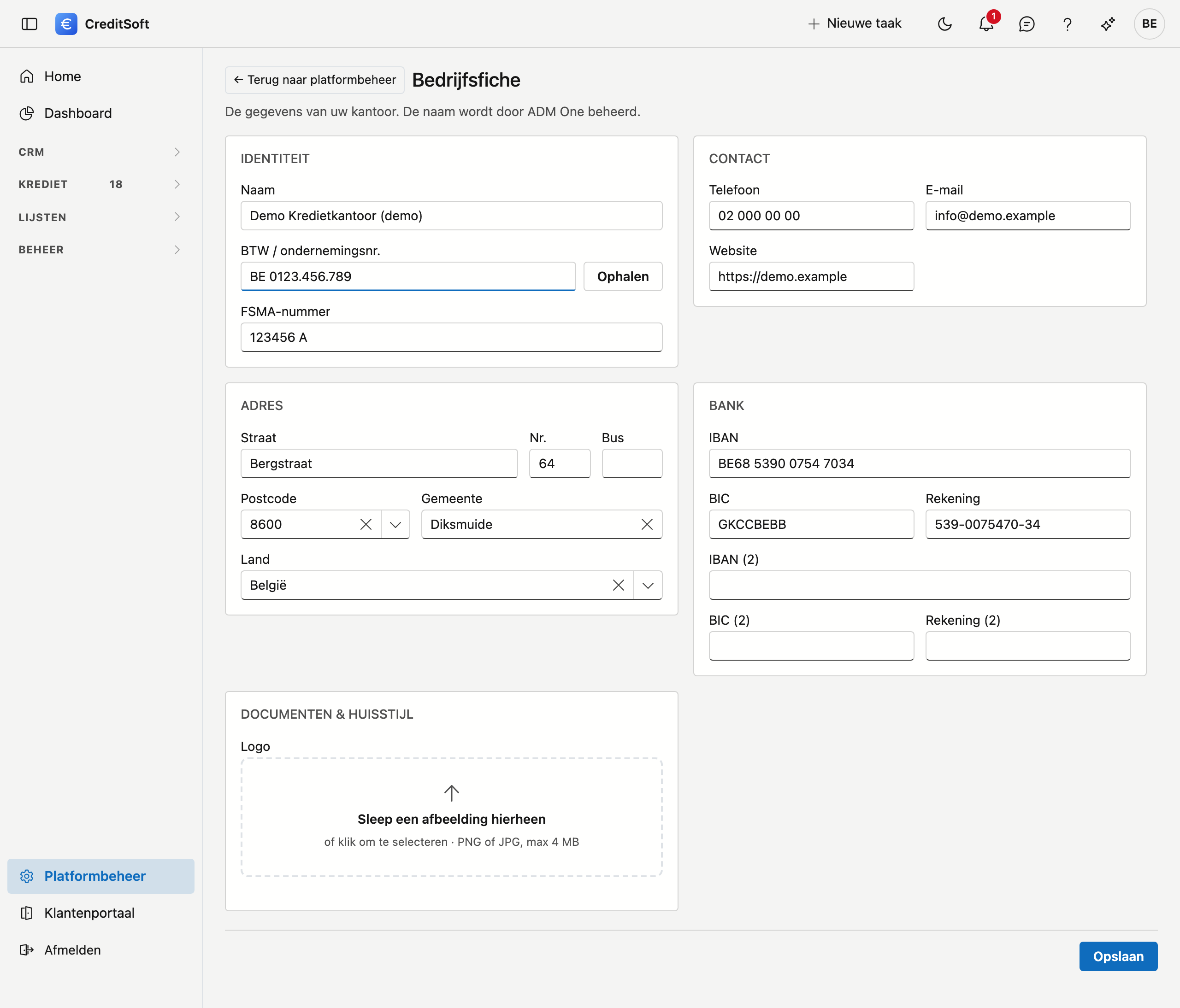 De gegevens van het eigen kantoor, zoals ze op documenten en in mails verschijnen De bedrijfsfiche van CreditSoft: het blok Identiteit met de alleen-lezen naam, het btw-nummer met de knop Ophalen en het FSMA-nummer, daarnaast Contact met telefoon, e-mail en website, daaronder Adres en Bank met IBAN, BIC en rekeningnummer, en onderaan Documenten en huisstijl met het sleepvak voor het logo.