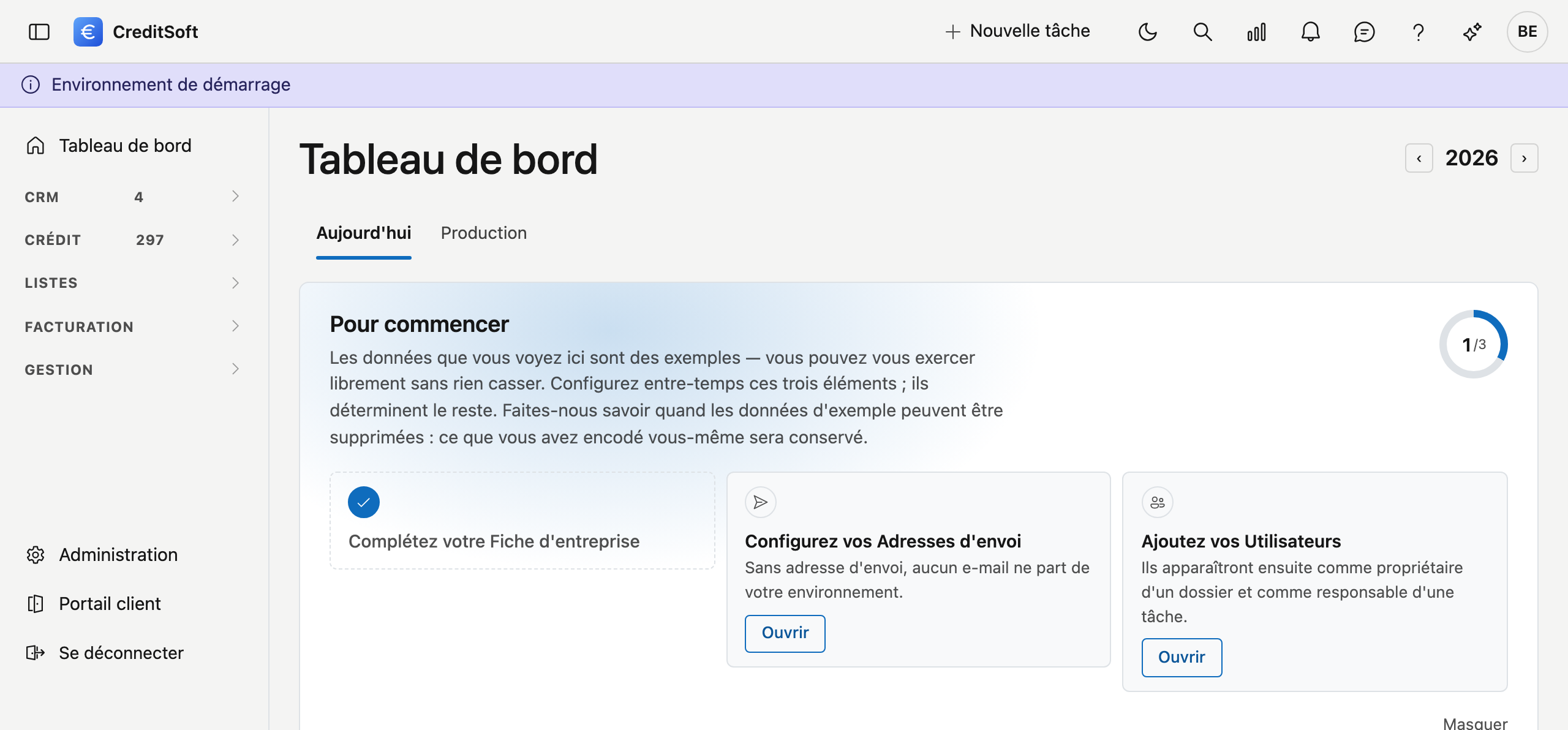 Les trois réglages à faire en priorité, avec le compteur qui suit votre travail Le bloc Pour commencer en haut du tableau de bord : à gauche le titre avec l'explication que les données sont des exemples, à droite un anneau affichant le compteur 1 sur 3, en dessous trois cartes côte à côte — Complétez votre Fiche d'entreprise, déjà cochée, puis Configurez vos Adresses d'envoi et Ajoutez vos Utilisateurs, chacune avec une courte explication et un bouton Ouvrir — et en bas à droite le lien Masquer. Sous la barre supérieure figure le bandeau Environnement de démarrage.