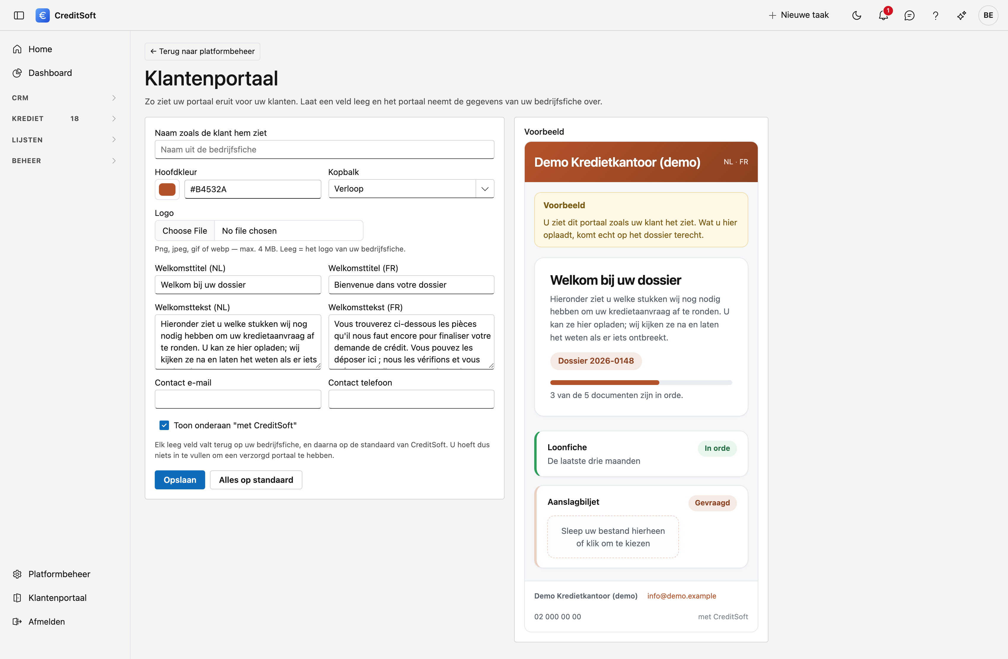 Links stelt u in, rechts ziet u het resultaat Het scherm Klantenportaal: links het formulier met de naam, de hoofdkleur, de kopbalkstijl, het logo, de welkomsttitel en -tekst in het Nederlands en het Frans, en de contactgegevens; rechts een voorbeeld van het portaal dat meteen meebeweegt met wat u kiest.