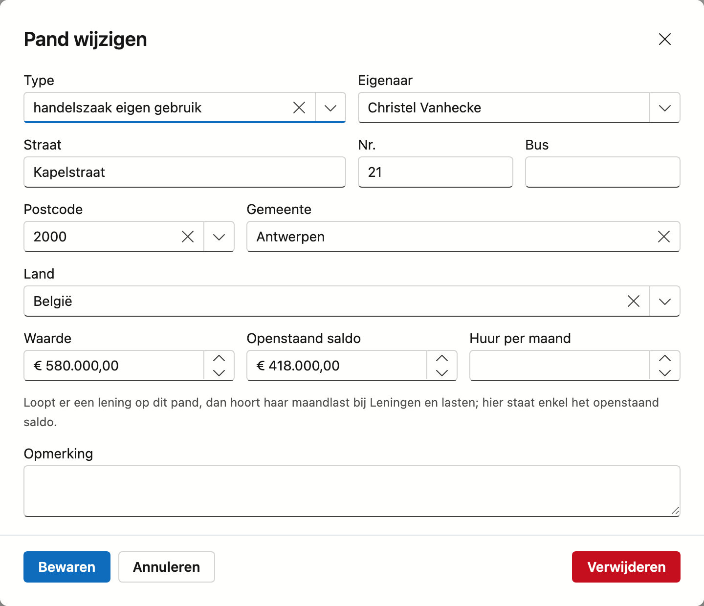 Een pand van het patrimonium bewerken Het venster Pand wijzigen: bovenaan het type en de eigenaar, daaronder het adres met straat, nummer, bus, postcode, gemeente en land, dan de waarde, het openstaand saldo en de huur per maand met de hint dat de maandlast van een lening bij Leningen en lasten hoort, en onderaan een opmerking.