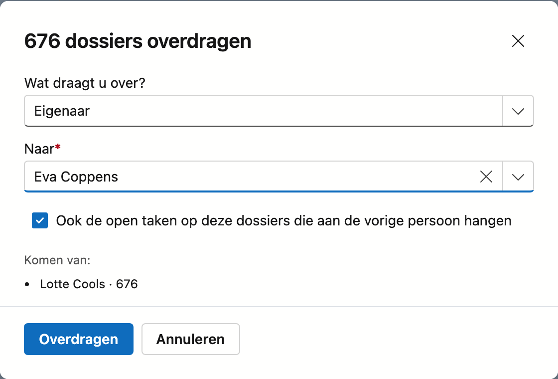 Dossiers overdragen aan een collega Het venster Dossiers overdragen: bovenaan de keuze wat u overdraagt (eigenaar of sales) en de collega naar wie, daaronder het vinkje voor de open taken en een overzicht van wie de geselecteerde dossiers vandaag hebben.