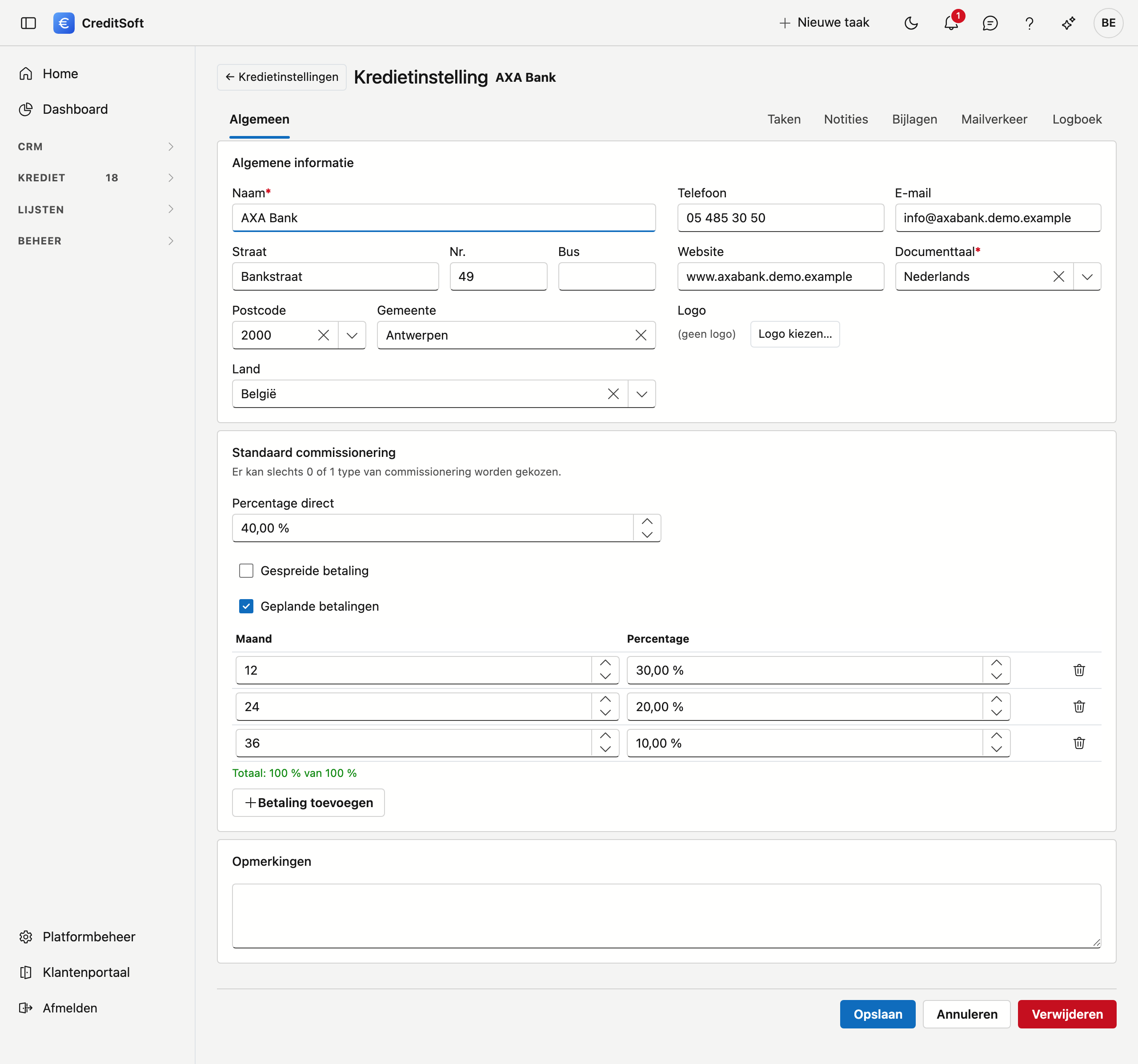 De volledige fiche van een kredietinstelling, met algemene gegevens, commissionering en opmerkingen De fiche van kredietinstelling AXA Bank over de volle pagina: bovenaan het blok Algemene informatie met naam, adres, contactgegevens en documenttaal, daaronder het blok Standaard commissionering met een percentage direct van 40 % en vier geplande betalingen die samen 100 % vormen, onderaan het brede blok Opmerkingen en een balk met de knoppen Opslaan, Annuleren en Verwijderen.