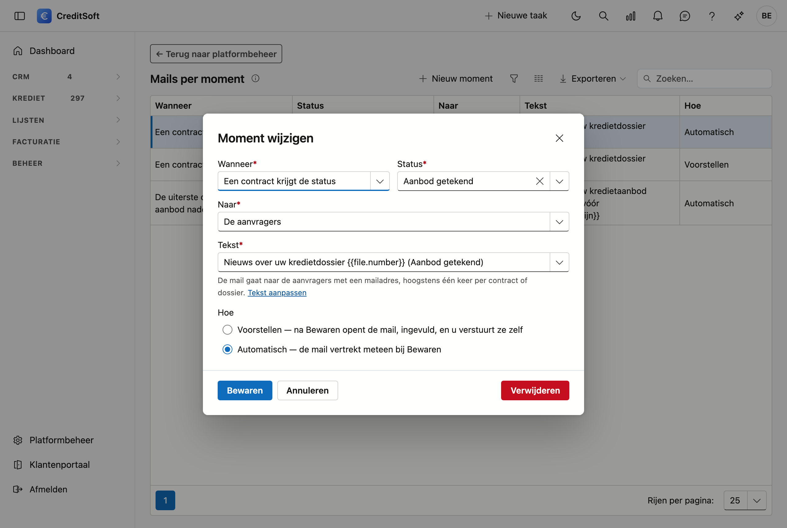 Wanneer, welke tekst en hoe Het venster Moment wijzigen: de velden Wanneer (Een contract krijgt de status), Status (Aanbod getekend), Naar (De aanvragers) en Tekst, met de link Tekst aanpassen, en daaronder de keuze Hoe: Voorstellen of Automatisch.