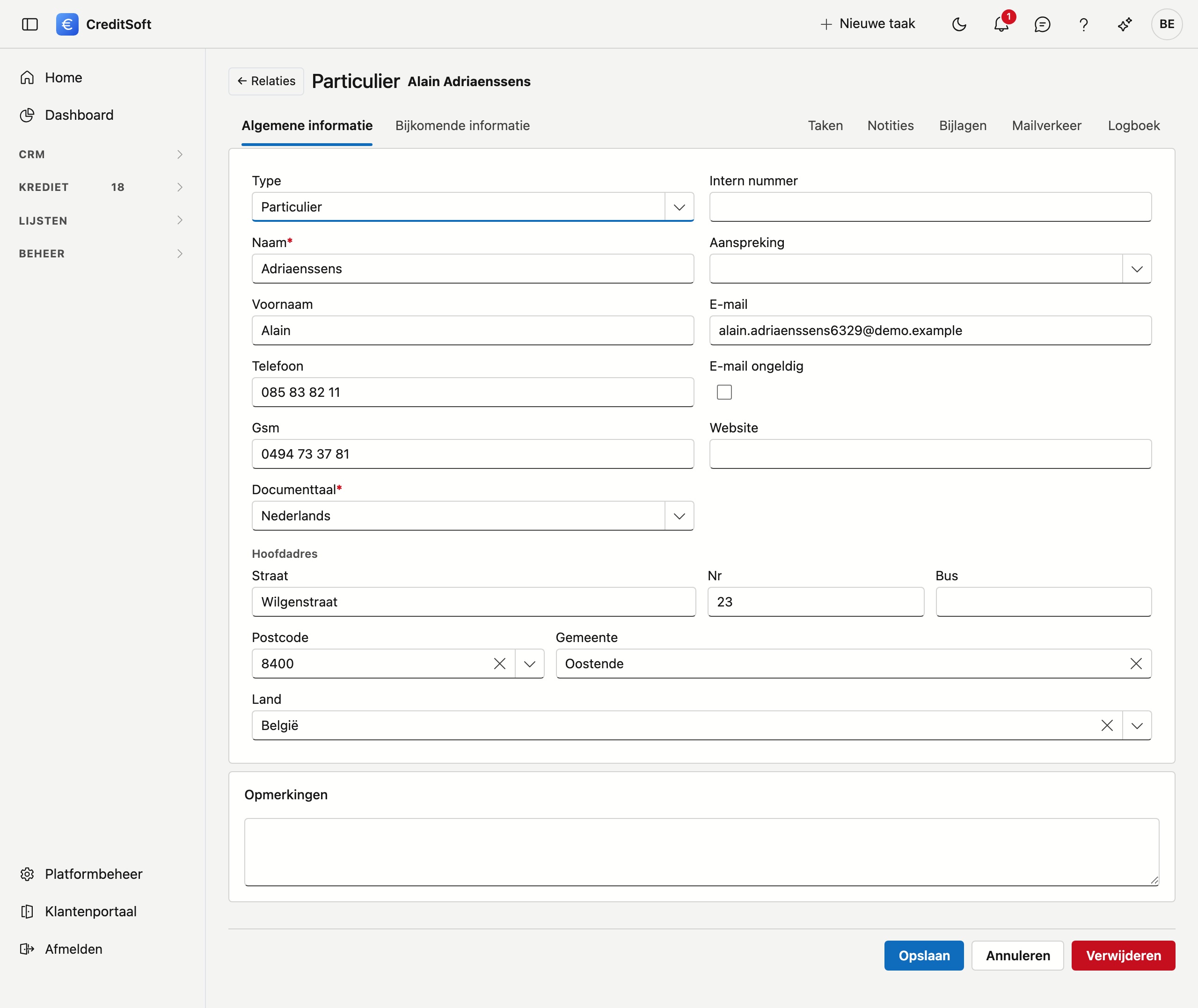 De volledige fiche van een relatie, met de algemene gegevens en de opmerkingen De fiche van particulier Alain Adriaenssens over de volle pagina: het tabblad Algemene informatie met type, naam, voornaam, telefoon, gsm, documenttaal en het hoofdadres links, en rechts het interne nummer, de aanspreking, e-mail en website, daaronder het brede blok Opmerkingen en een balk met de knoppen Opslaan, Annuleren en Verwijderen.