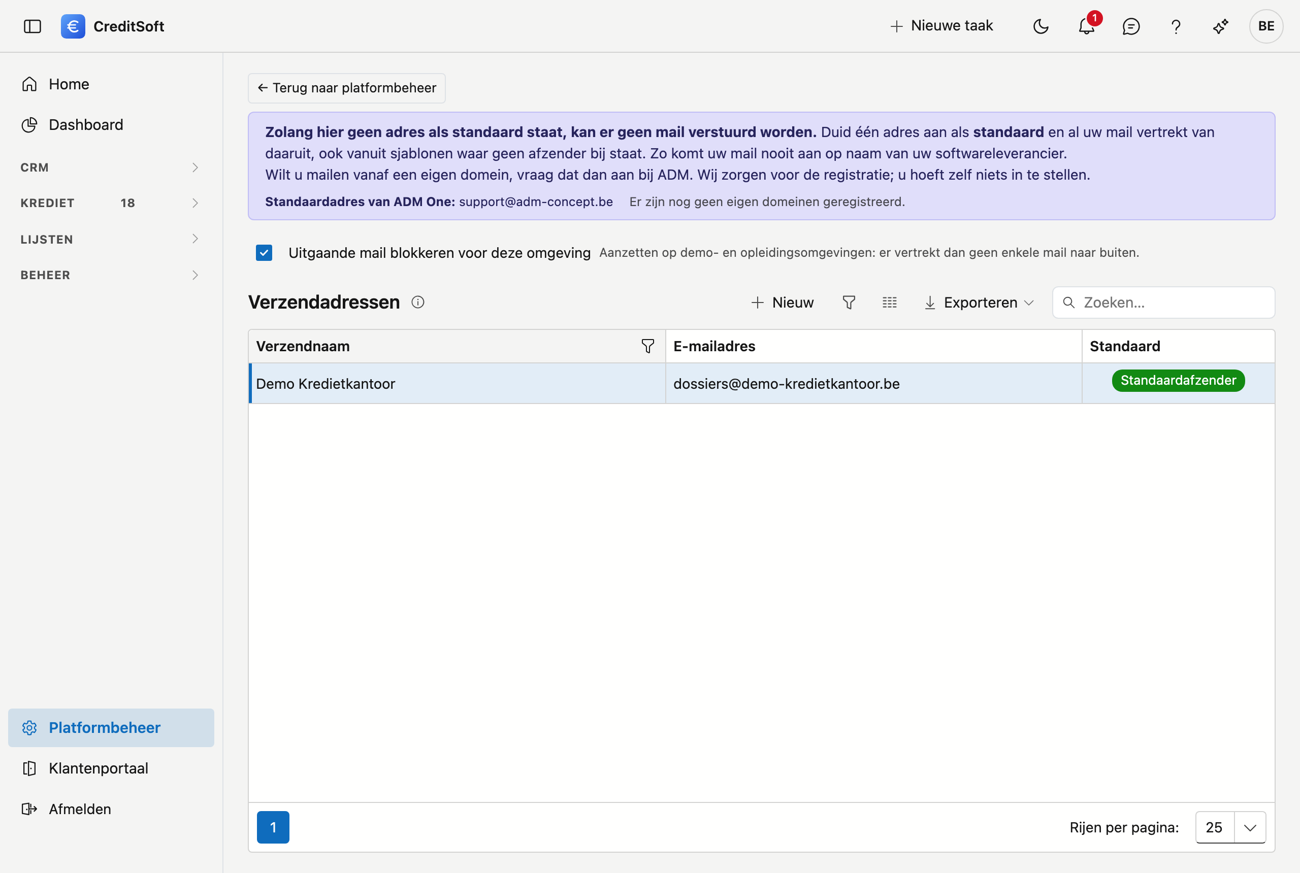 De adressen waarmee CreditSoft uw mails verstuurt Het scherm Verzendadressen in CreditSoft: bovenaan een kader met het standaardadres van ADM One en de toegelaten domeinen, daaronder een schakelaar om uitgaande mail te blokkeren, en een tabel met de kolommen Verzendnaam, E-mailadres en Standaard.