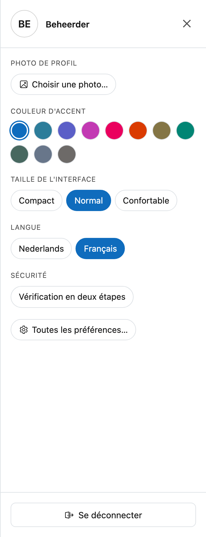 Le panneau des préférences, ouvert via votre avatar Le panneau des préférences qui s'ouvre à droite : en haut vos initiales et votre nom, en dessous Photo de profil avec le bouton Choisir une photo, onze couleurs d'accent sous forme de pastilles dont la bleue est sélectionnée, Taille de l'interface avec Compact, Normal et Confortable, Langue avec Nederlands et Français, Sécurité avec le bouton Vérification en deux étapes, et en bas Toutes les préférences et Se déconnecter.